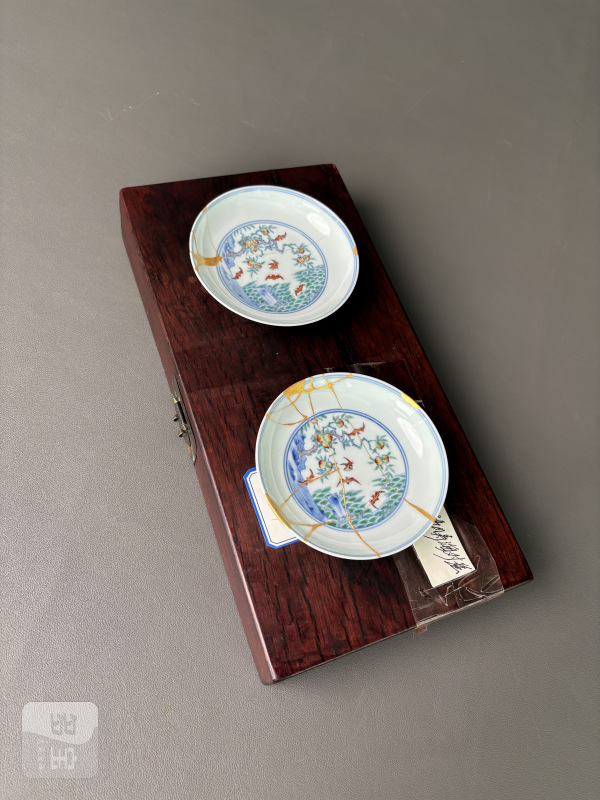 清雍正 斗彩福山寿海纹小盘一对（带木盒） - 图6